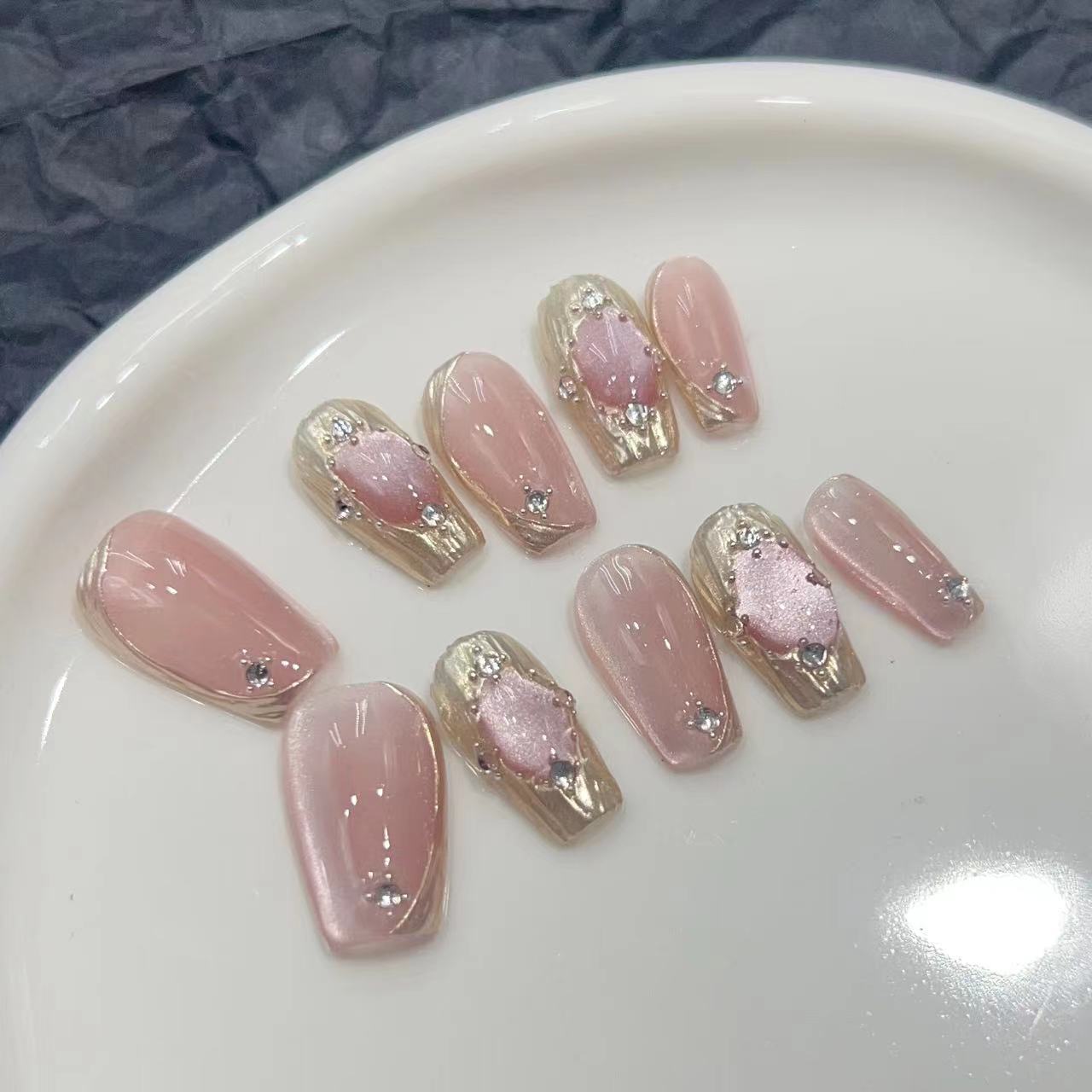 Elegantes Press-On Nail Set mit künstlerischem Metallic-Design Brehn