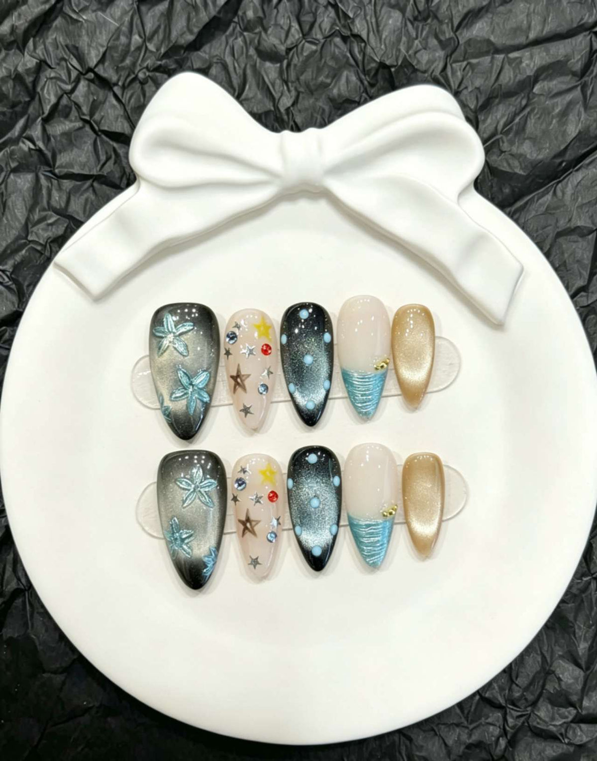 Dekoratives Press-On Nagelkunst-Set mit floralen und verspielten Designs