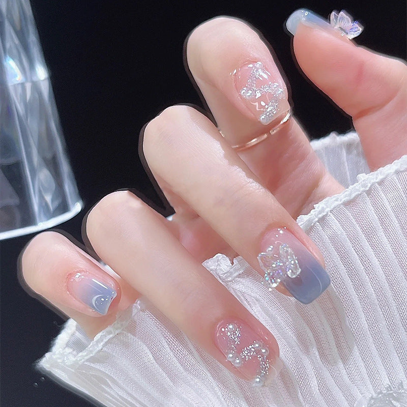 Kunstnagelset mit funkelnden Glitzer-Elementen und ansprechendem Ombre-Design Brehn