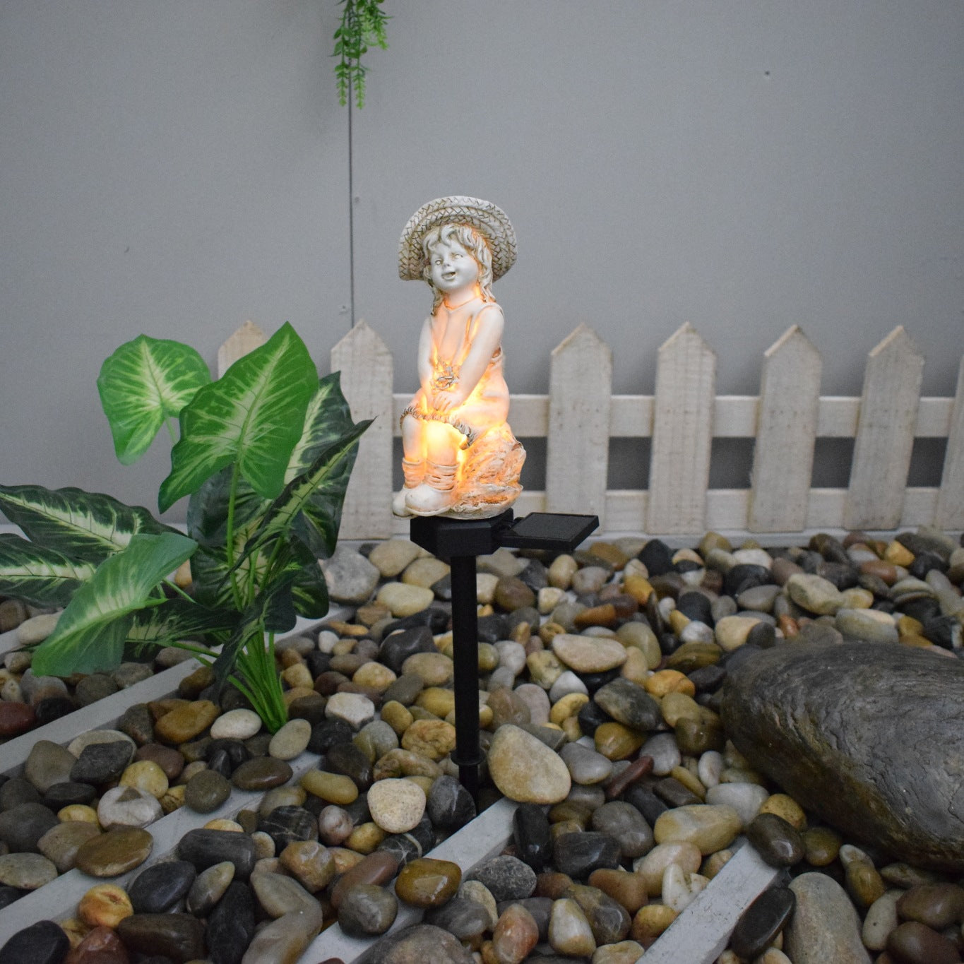 Dekorative Solar-Gartenstecker Statue Harz Mädchen Figur mit integriertem Solar-LED und wetterfestem Spike Brehn