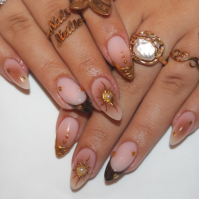 Kunstnagelset mit eleganten Goldperlen und filigranen Designs Brehn