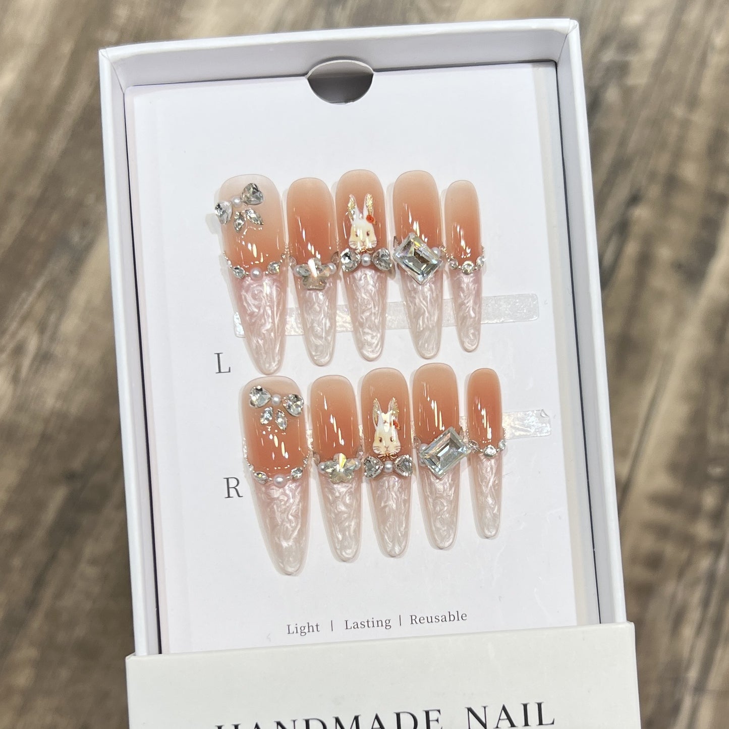 Glamouröse Stiletto Press-On Nagelkunstset mit eleganten dekorativen Elementen Brehn