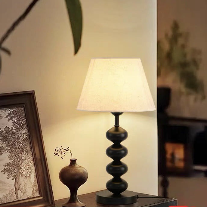 Dekorative Tischlampe mit plissiertem Schirm