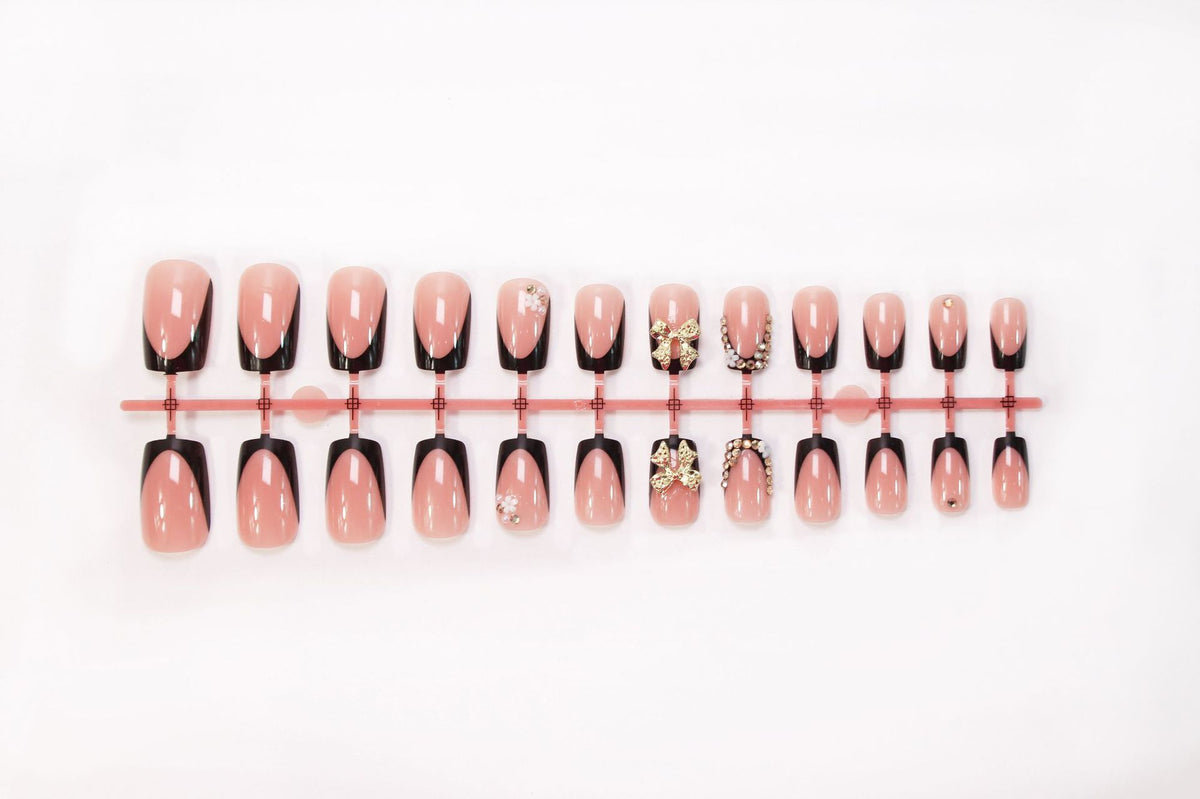 Künstliche Nagelverzierungen mit glamourosem Design Brehn