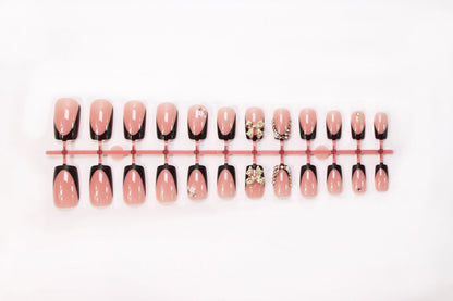Künstliche Nagelverzierungen mit glamourosem Design Brehn