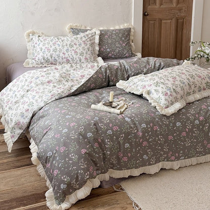 Wendbare Steppdecke im Vintage‑Botanik‑Design mit Volant und passenden Kissenbezügen