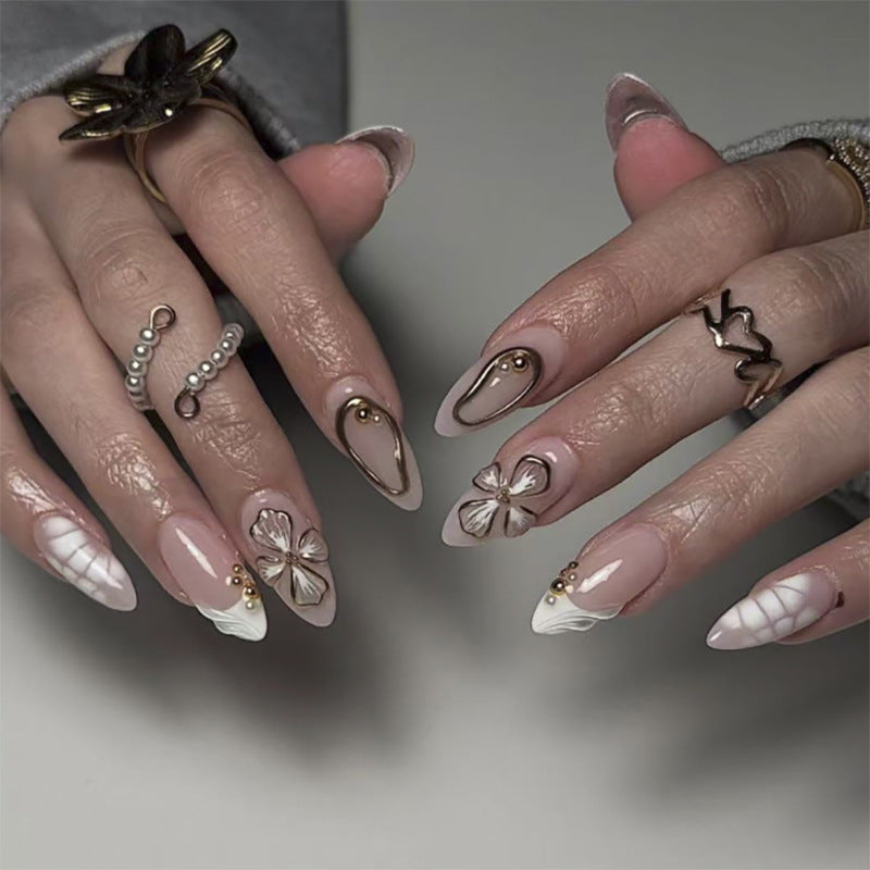 Kunstvolle Stiletto-Nägel mit floralem und schimmerndem Dekor Brehn