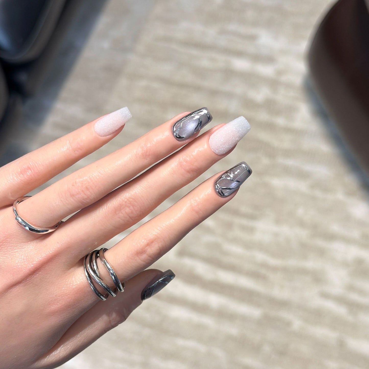 Elegantes Acryl Press-On Nagelkunstset mit metallischen Designelementen Brehn
