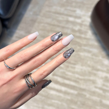 Elegantes Acryl Press-On Nagelkunstset mit metallischen Designelementen Brehn