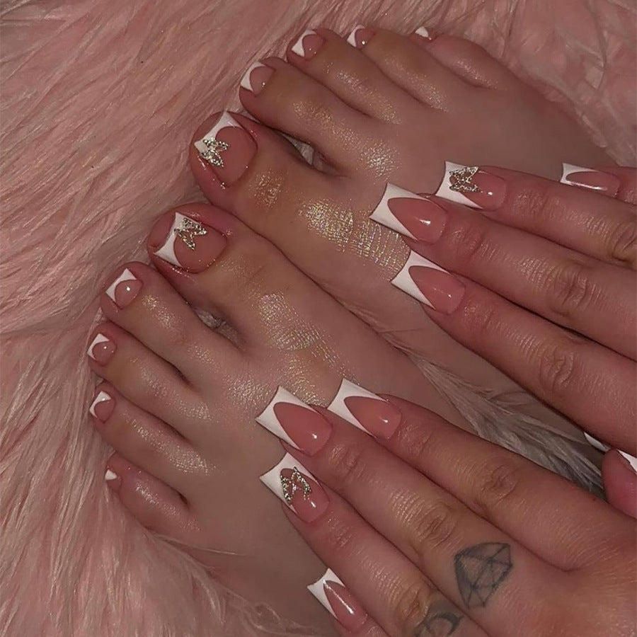 Kunstnagelset mit elegantem French-Tip Design und modernen Akzenten Brehn