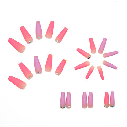 Kunstnagelset mit bezaubernden Herz-Details Brehn