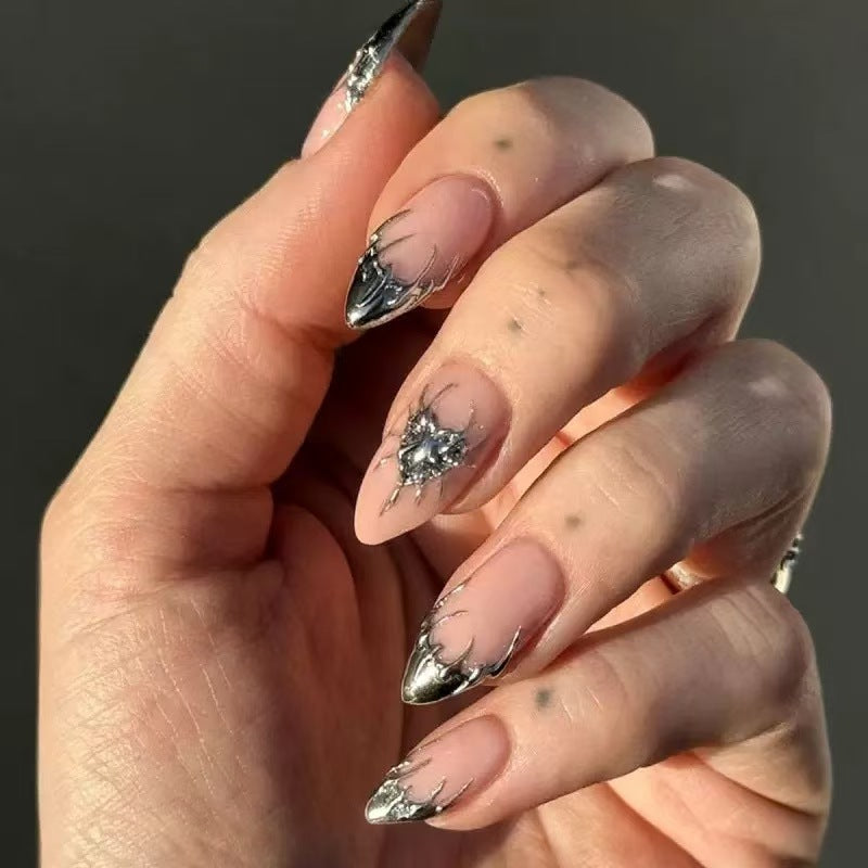 Kunstnägel mit Metallic-Akzenten Brehn