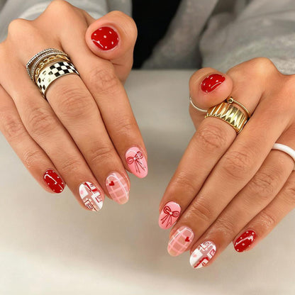 Kunstnagelset mit bezaubernden Herz- und Schleifenmustern Brehn