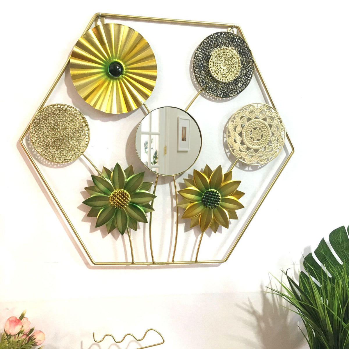Dekorative Metallwandkunst mit tropischem Blatt- und Spiegeldesign Brehn
