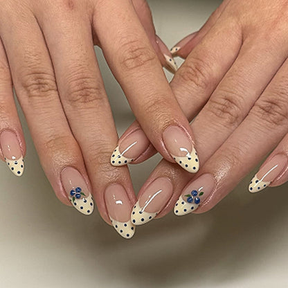 Kunstvolle Nagelverlängerungen mit zarten Blüten- und Punktdesign Brehn