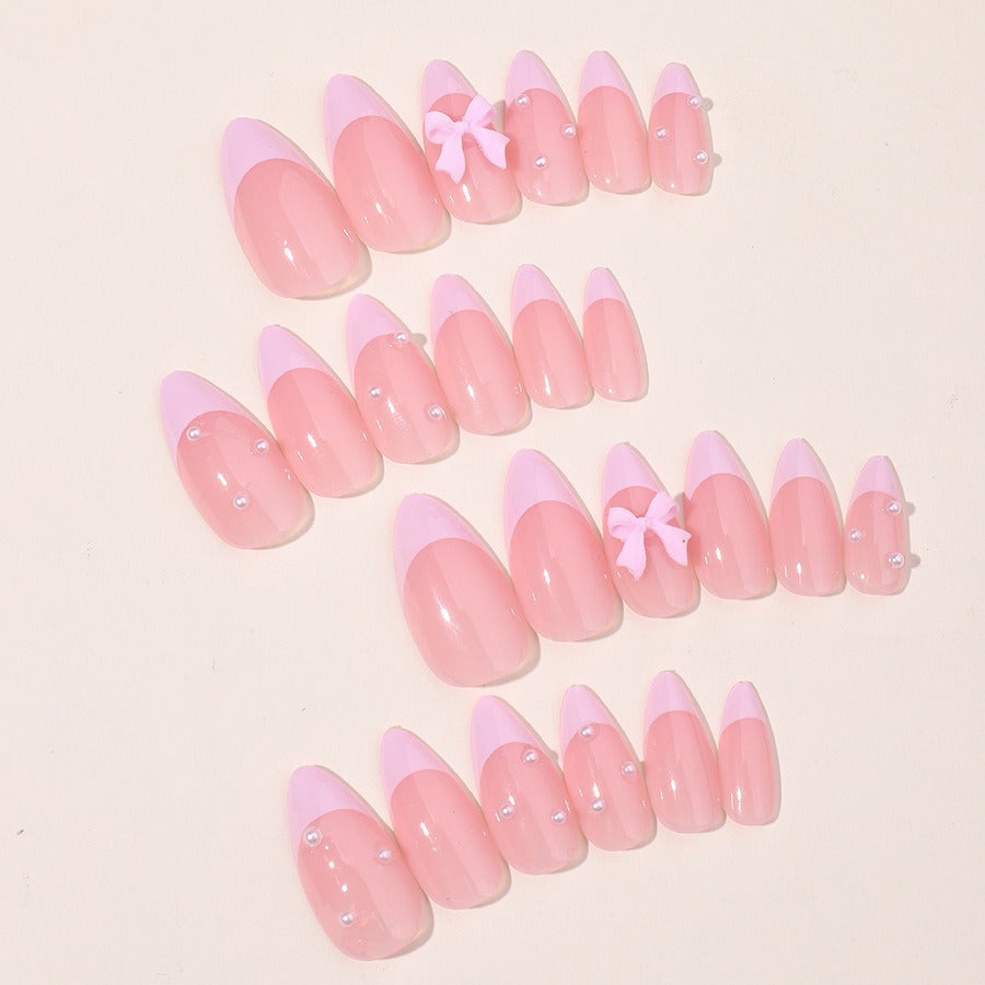 Kunstnagelset mit zarten Schleifen- und Glitzerakzenten Brehn