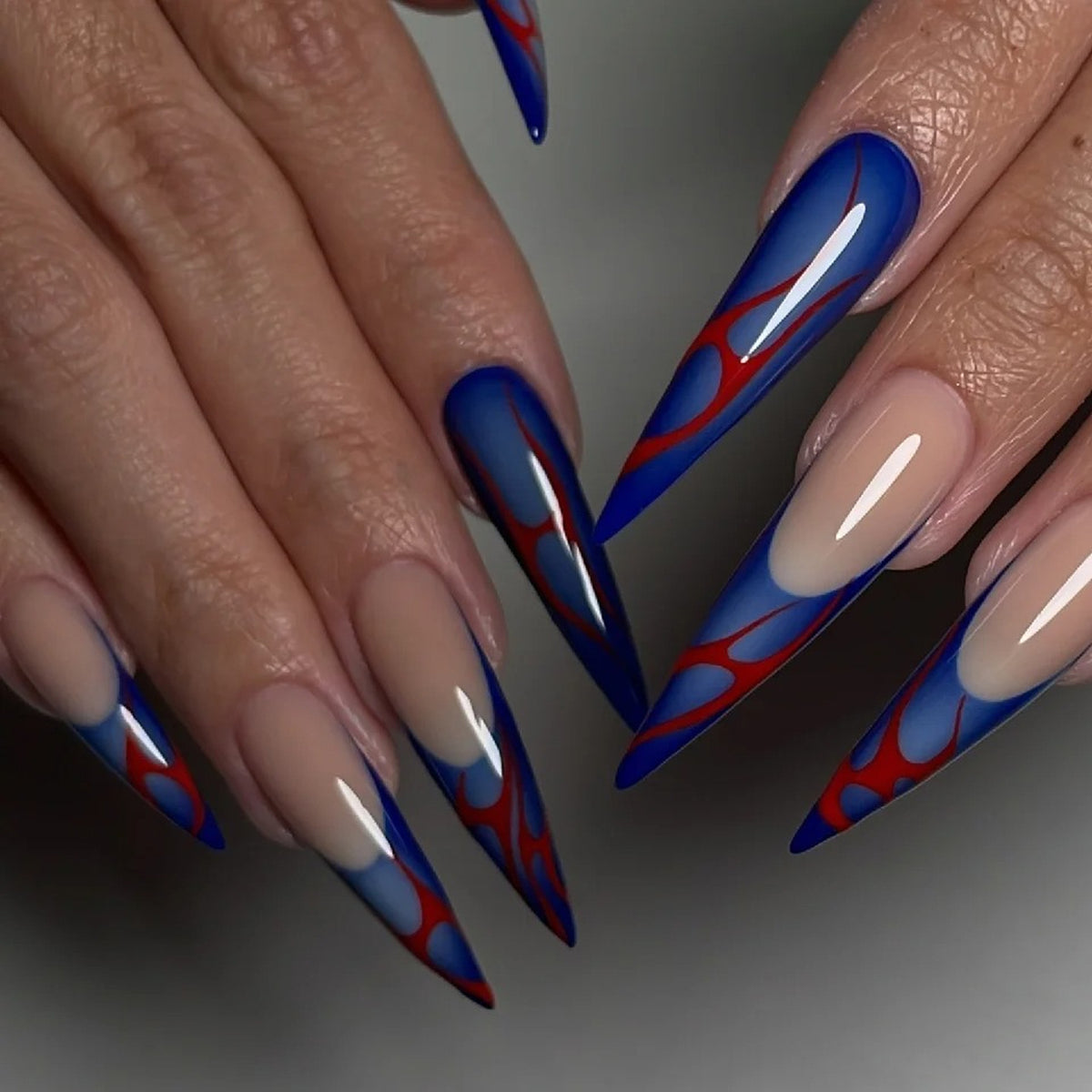 Kunstvolle Stiletto-Nägel mit farbenfrohen Designs und kreativen Akzenten Brehn