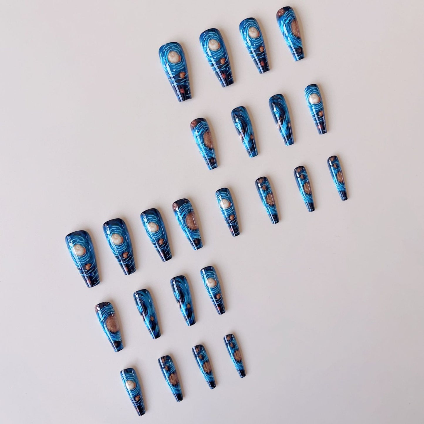 Kreatives Kunstnagelset mit galaktischem Design Brehn