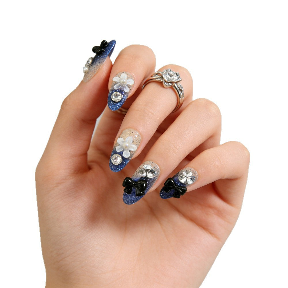 Dekorative Glam Nagelspitzen