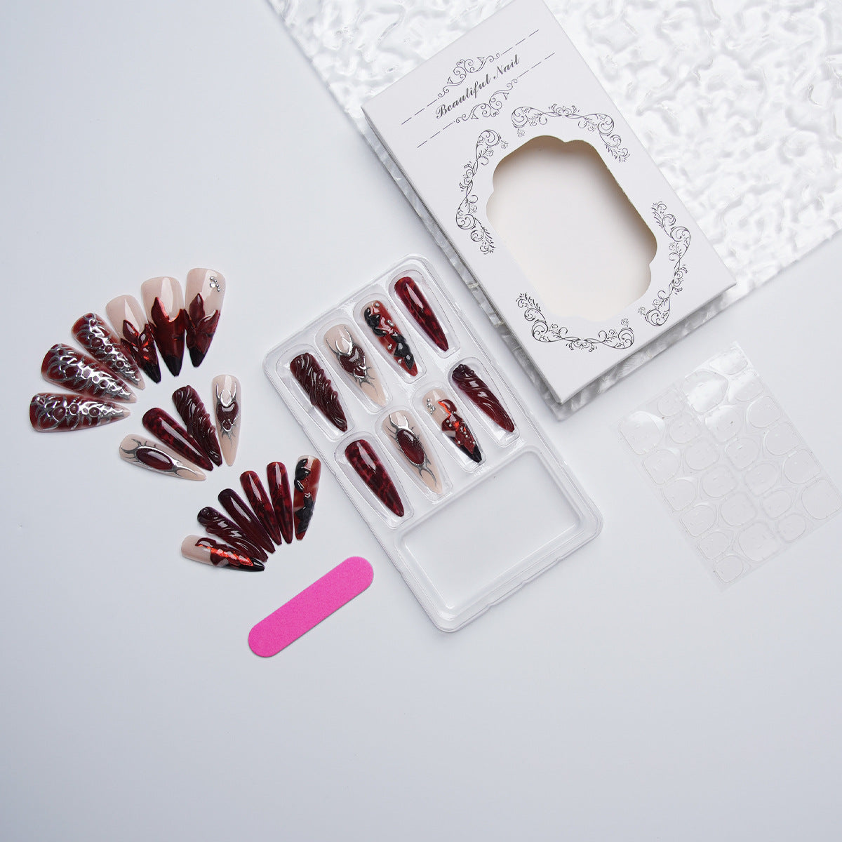Kunstnagelset mit kunstvollen Designs Brehn