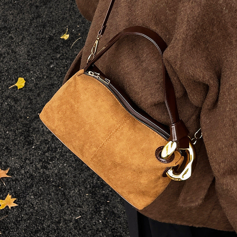 Elegante Wildleder-Handtasche mit goldenen Akzenten