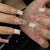 Kunstnagelset mit filigranen Blüten- und Glitzerakzenten Brehn