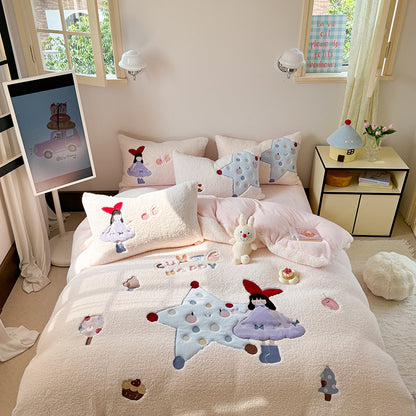 Kinder-Bettwäschegarnitur mit kuscheliger Teddy-Fleece-Oberfläche, applizierten Figuren und Wendefunktion