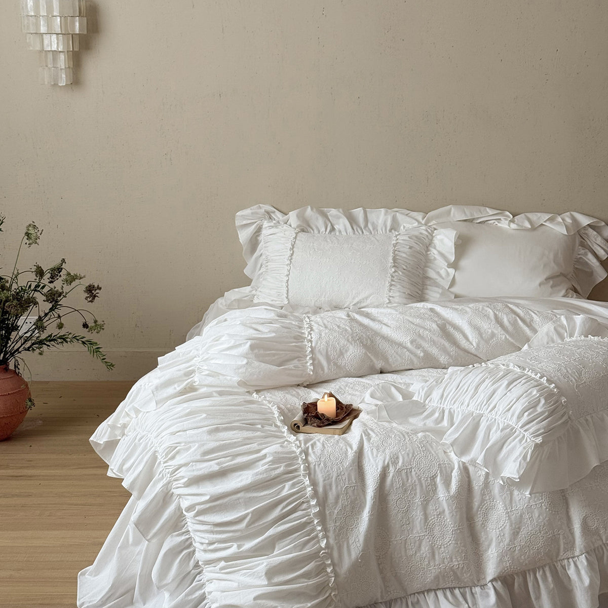 Boho Baumwolle Ösen Bestickte Rüschende Bettbezug Set mit Verdecktem Verschluss & Rüschenshams