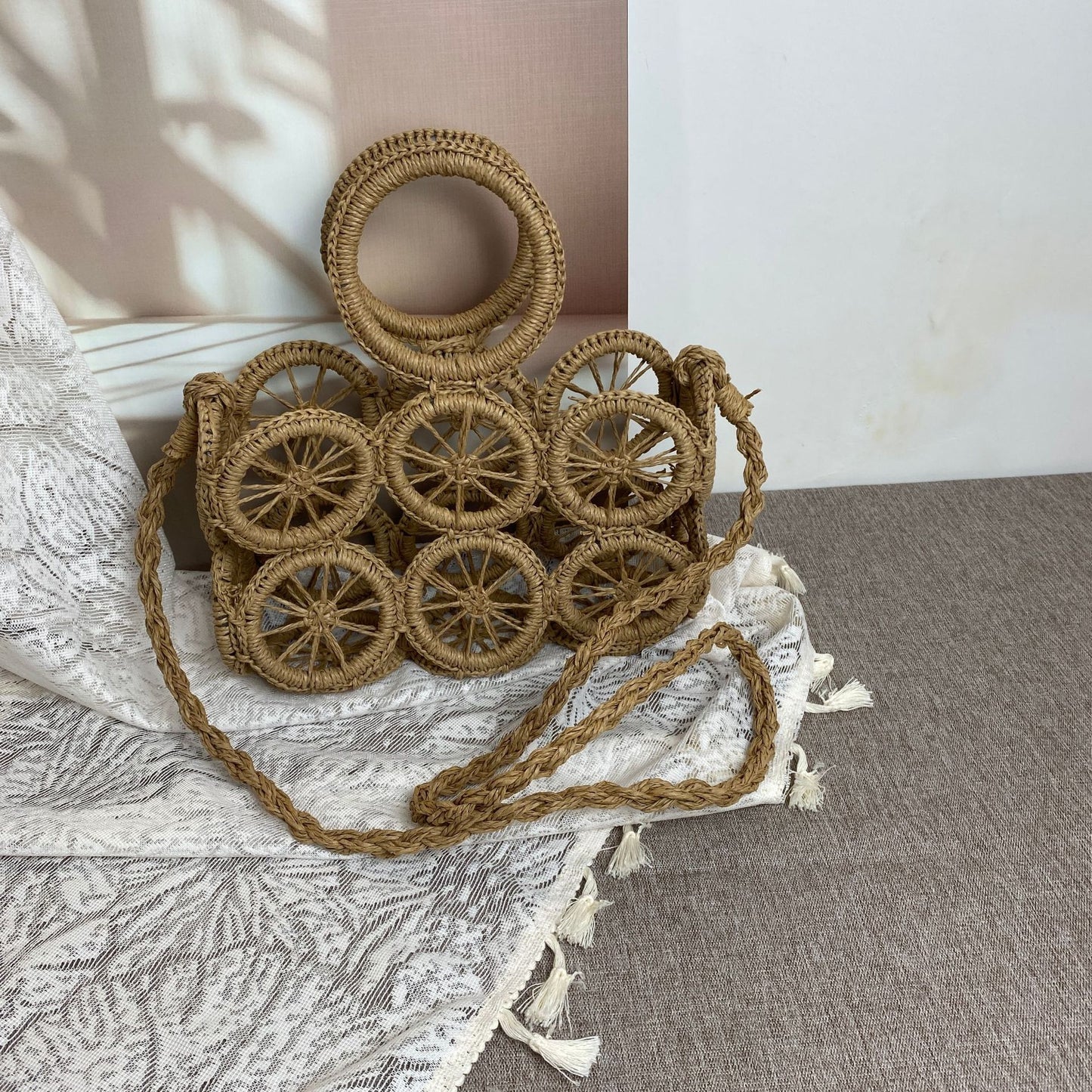 Kunsthandwerkliche Korbtasche mit Auffälligem Radmuster Brehn