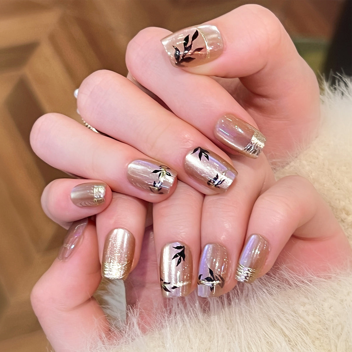 Kunstvolle Nagelkunst mit elegantem Blattdesign Brehn