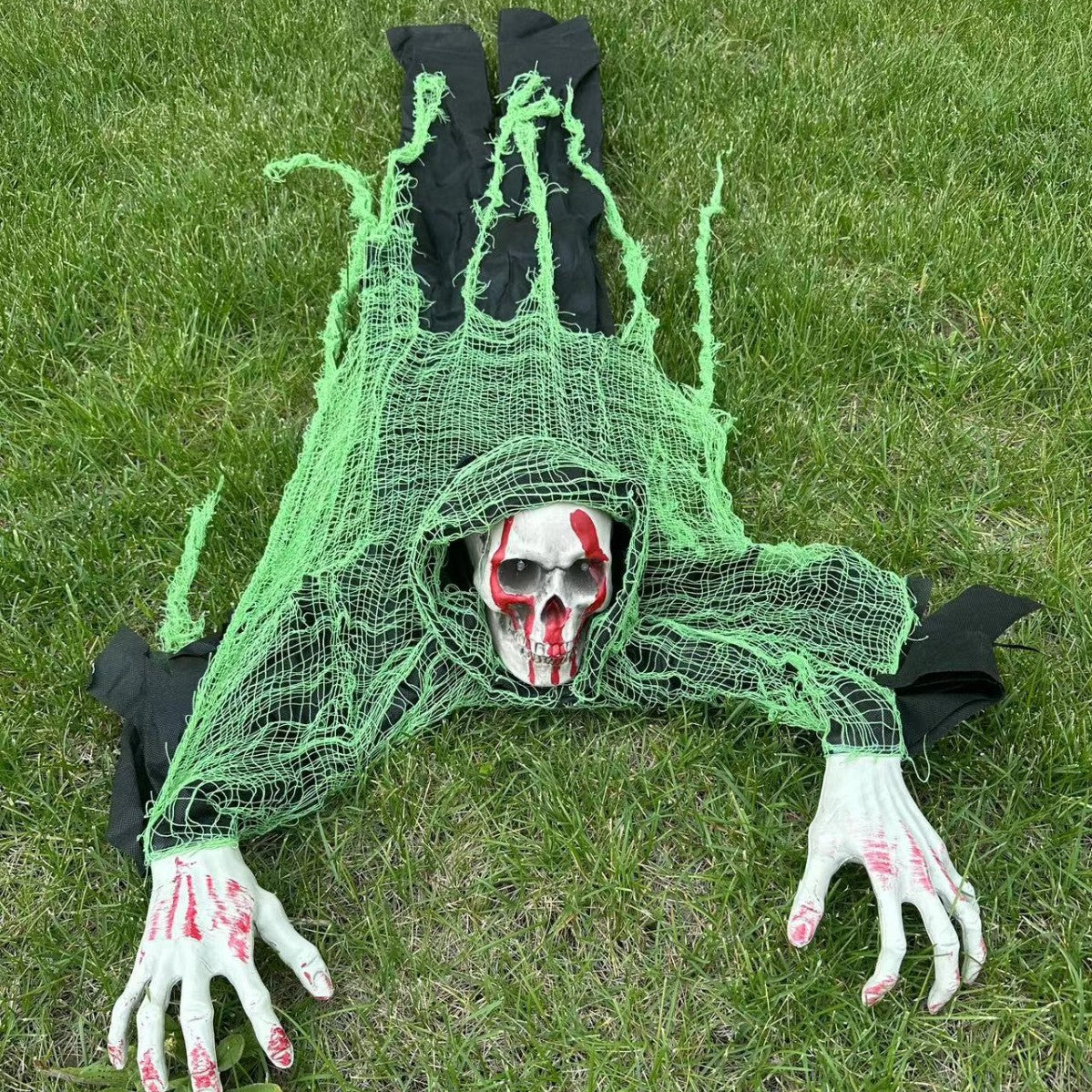 Gruselige kriechende Halloween-Dekofigur mit Schädel, blutigen Händen und zerrissener Netzstoffbespannung