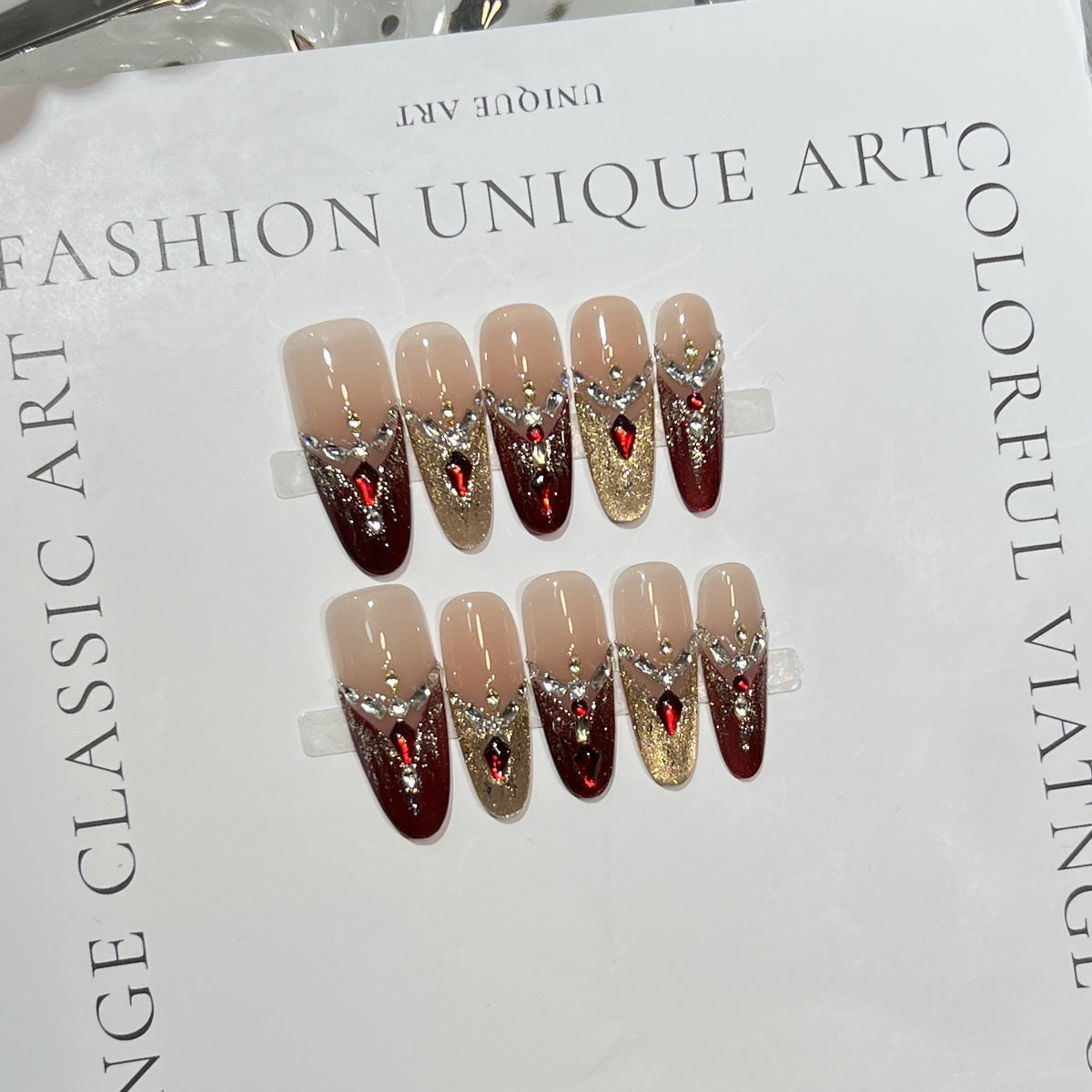 Dekoratives Stiletto Press-On Nagelset mit Edelsteinakzenten Brehn