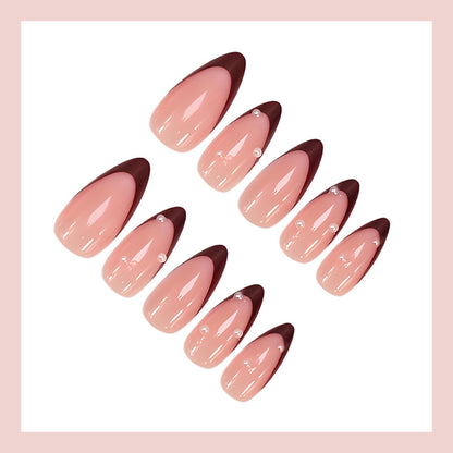Kunstnagelset mit elegantem French-Tipp und glamourösen Akzenten Brehn
