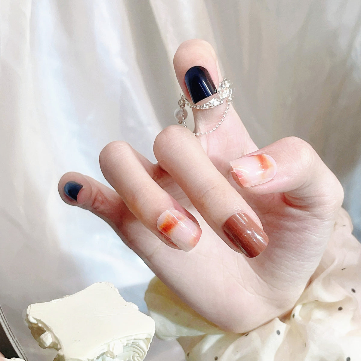 Elegantes Press-On-Nagelset mit abstrakten Designs