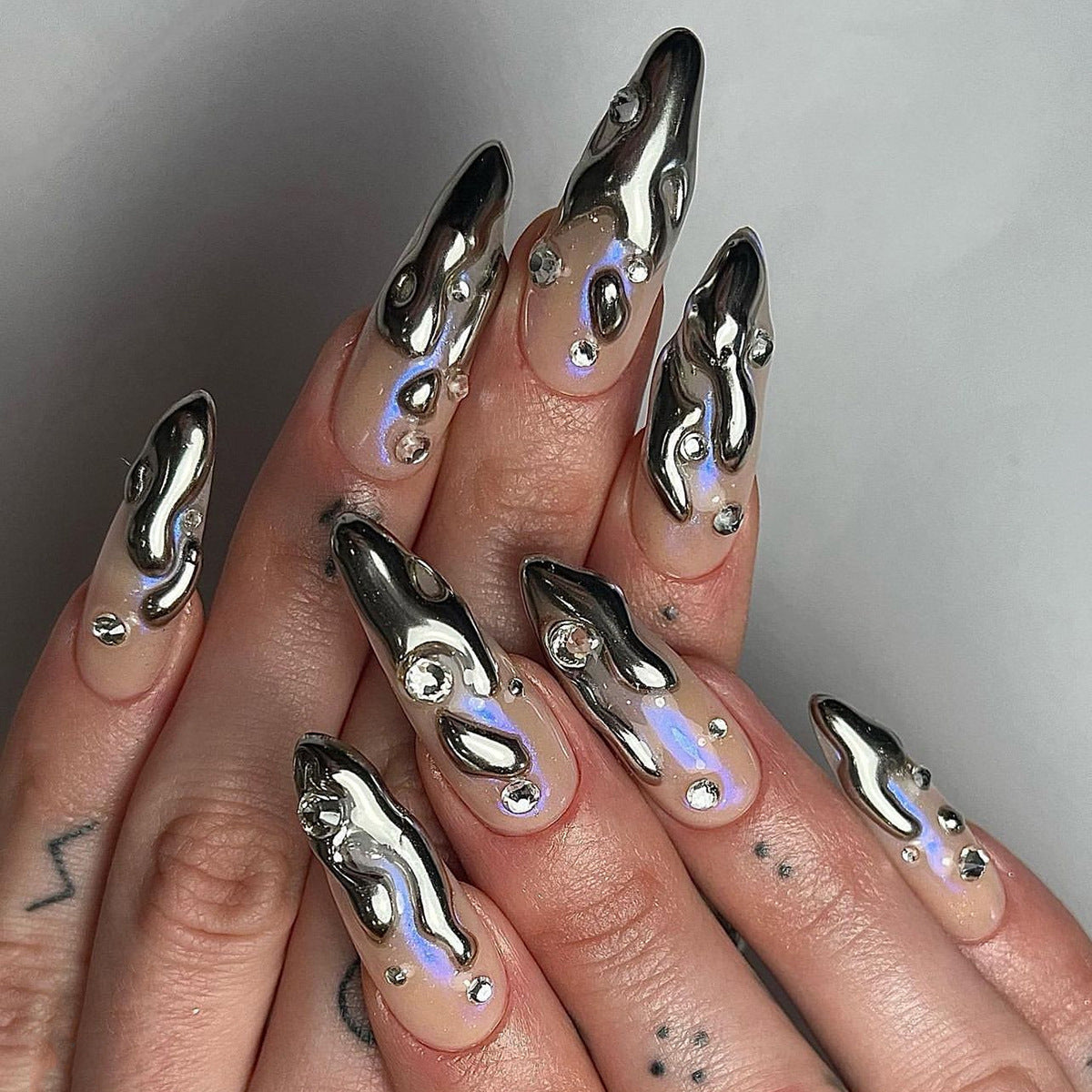 Kunstvolle Kunstnägel mit Glitzer- und Metallic-Akzenten Brehn