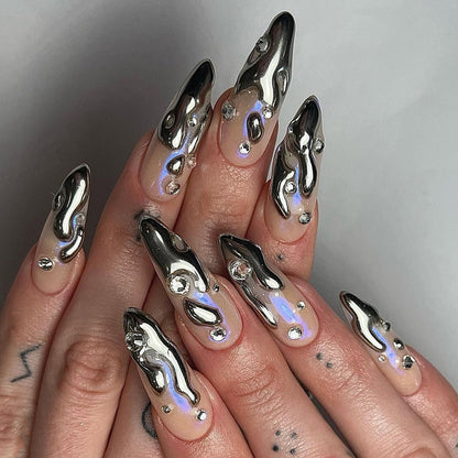 Kunstvolle Kunstnägel mit Glitzer- und Metallic-Akzenten Brehn