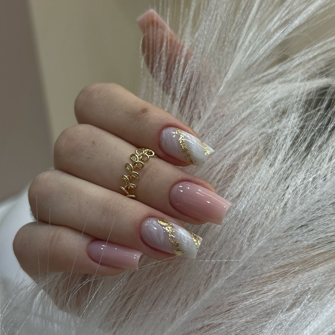 Kunstvolle Nagelverlängerungen mit elegantem Gold-Design Brehn