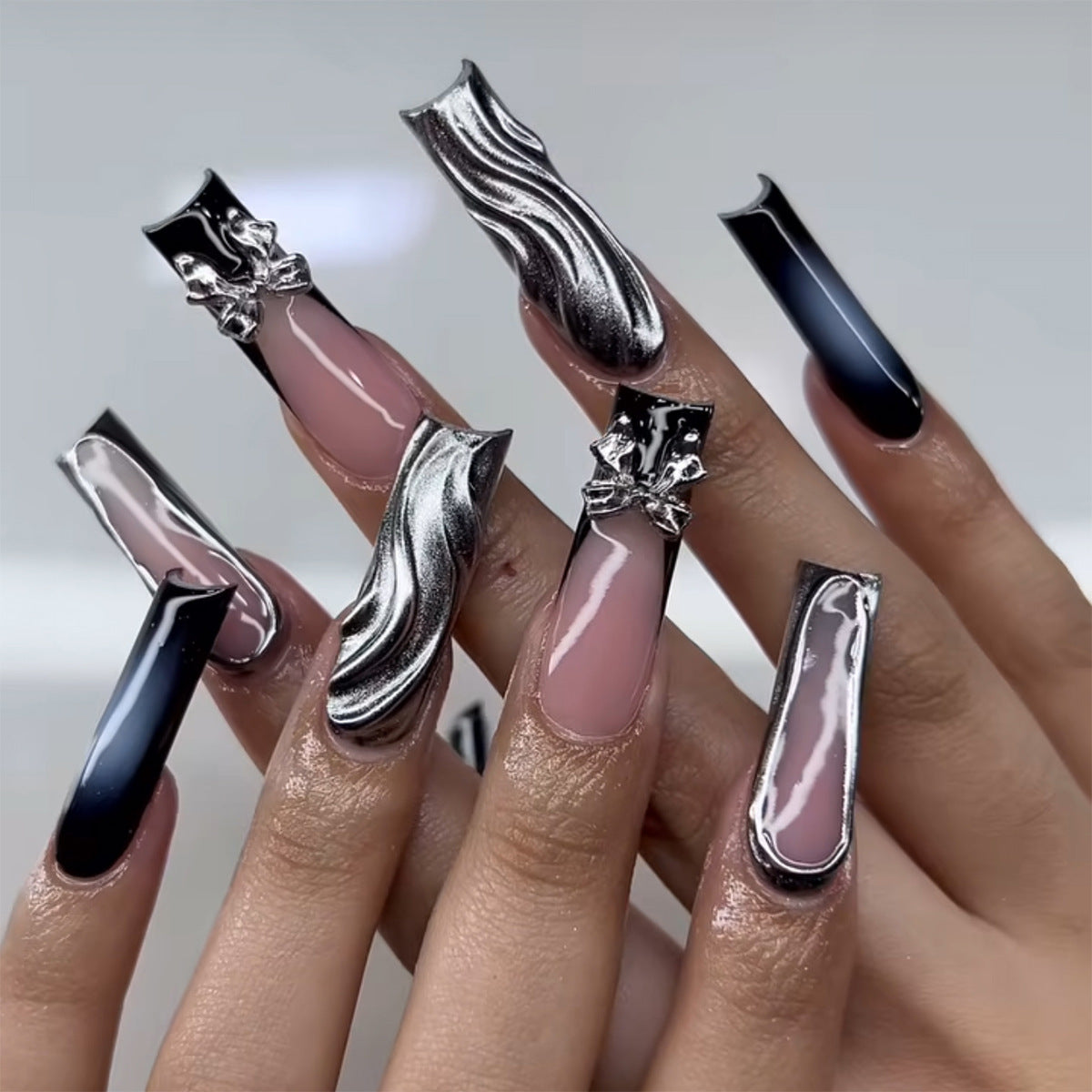 Kunstvolle Nagelverlängerungen mit Metallic-Design Brehn