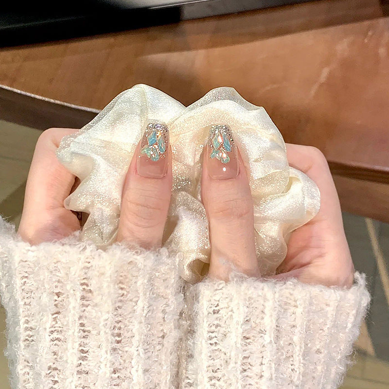 Glamouröses Kunstnagelset mit luxuriösen Glitzerelementen Brehn