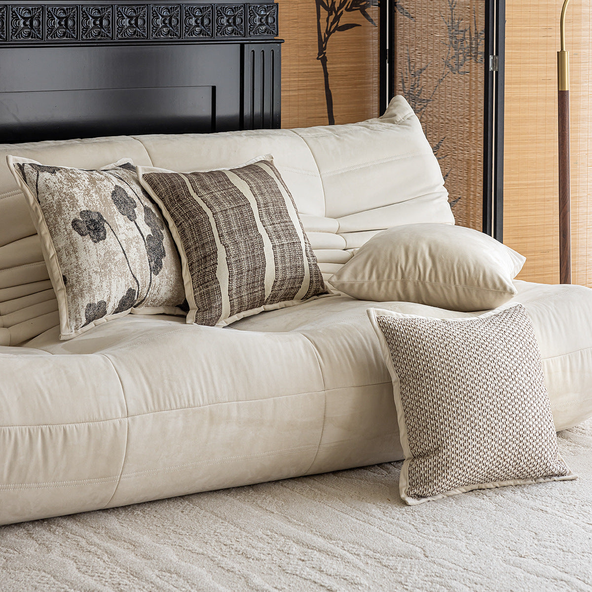 Dekoratives Kissen mit floralem Design