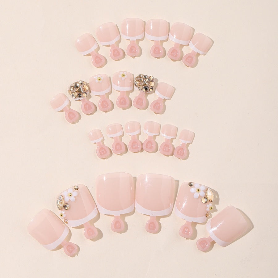 Kunstnagelset mit eleganten Glitzer- und Blumendetails Brehn