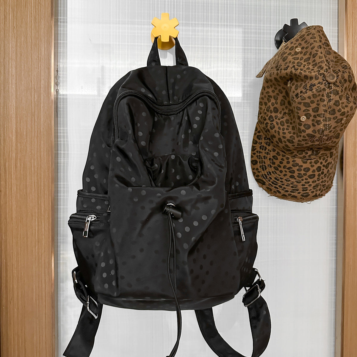 Stilvolle gepunktete Drawstring-Rucksack Brehn