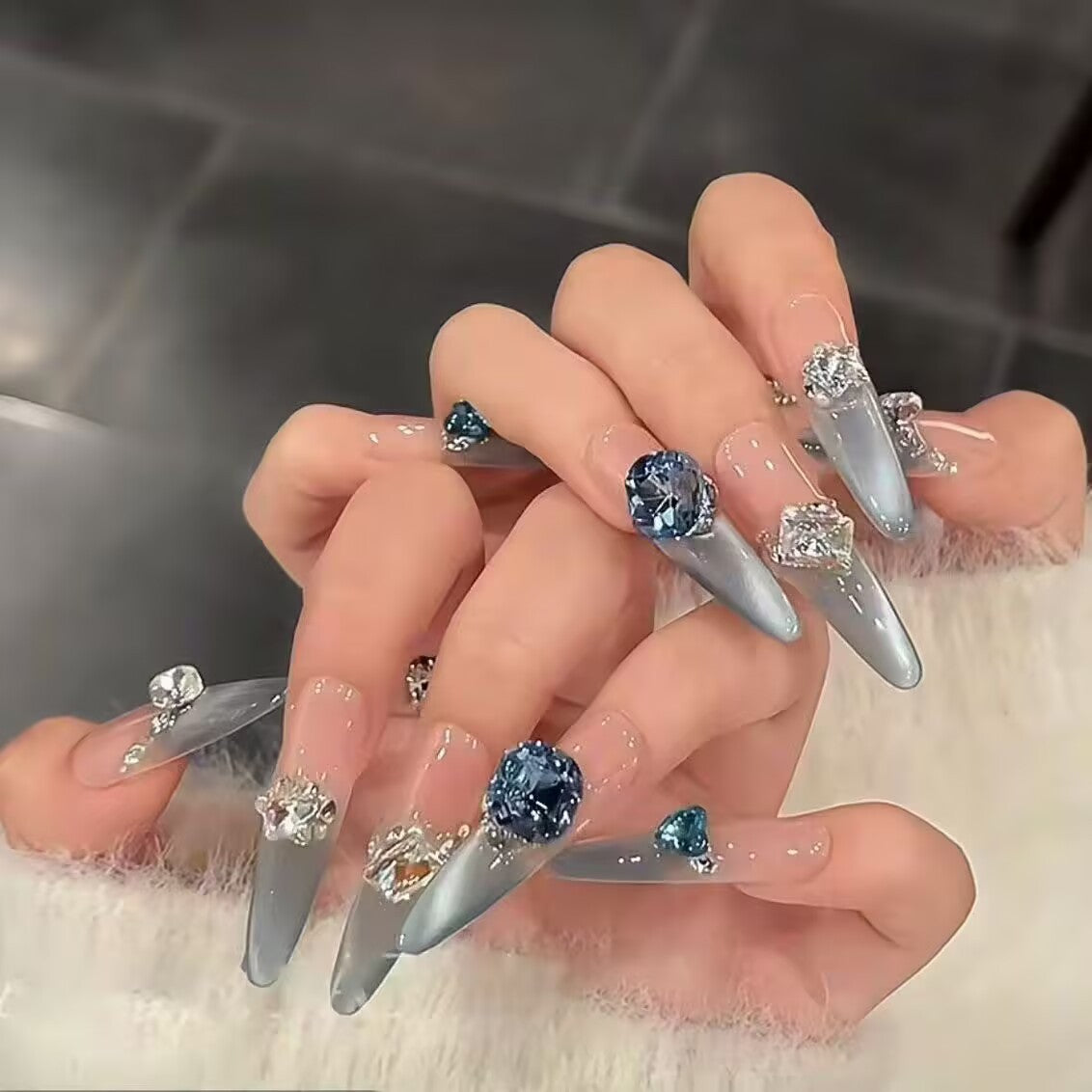 Glamouröse Stiletto-Nagelerweiterungen mit Kristallen Brehn
