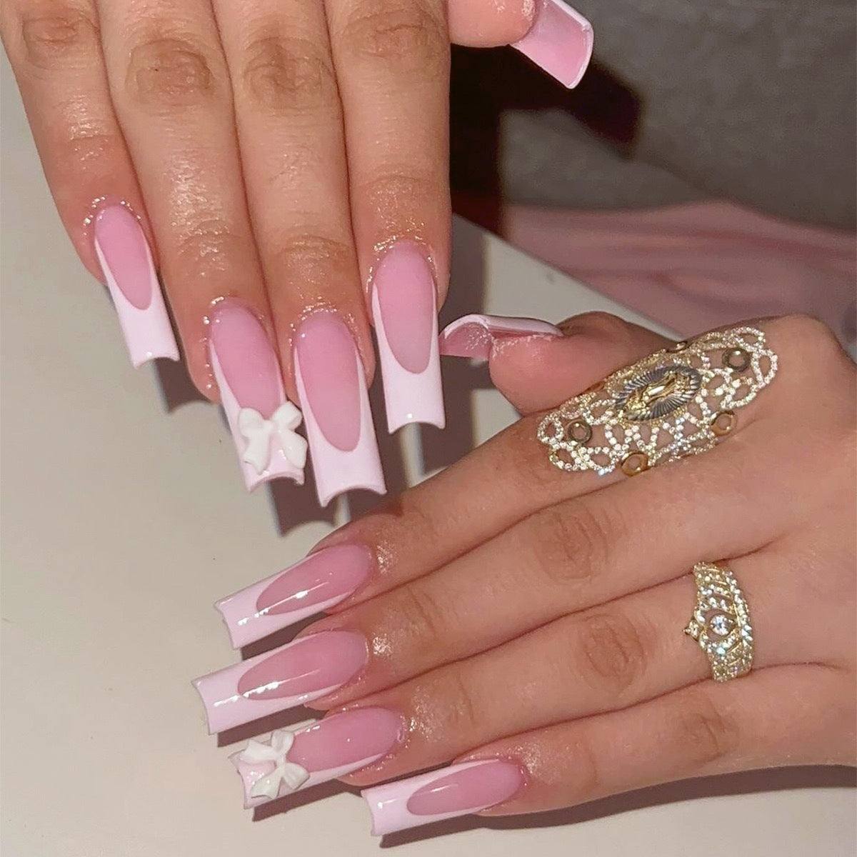 Kunstnagelset mit eleganten Spitzen und verspieltem 3D-Design Brehn