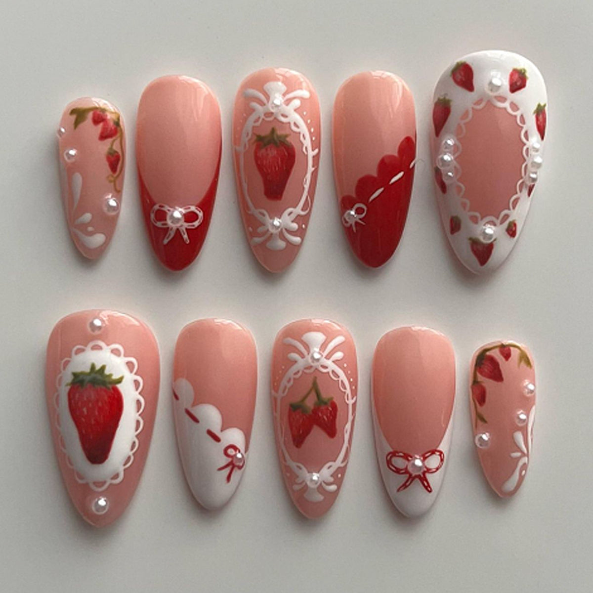 Kunstvolle Nagelverlängerungen mit Erdbeer-Motiven Brehn