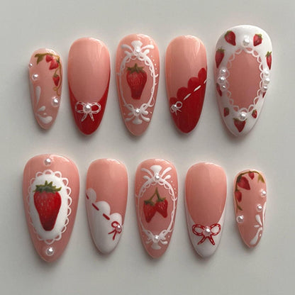 Kunstvolle Nagelverlängerungen mit Erdbeer-Motiven Brehn