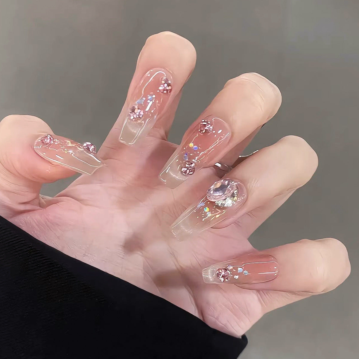 Künstliche Nagelverlängerungen mit kunstvollen Glitzerakzenten Brehn