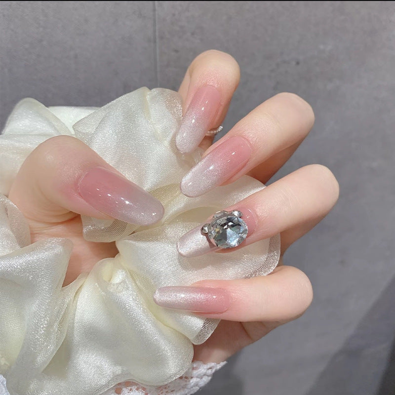 Kunstnagelset mit funkelnden Glitzer- und holografischen Akzenten Brehn