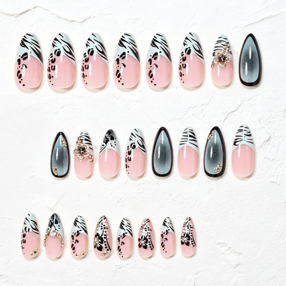 Dekorative Stiletto Nagelkunst Tipps mit floralen Akzenten Brehn