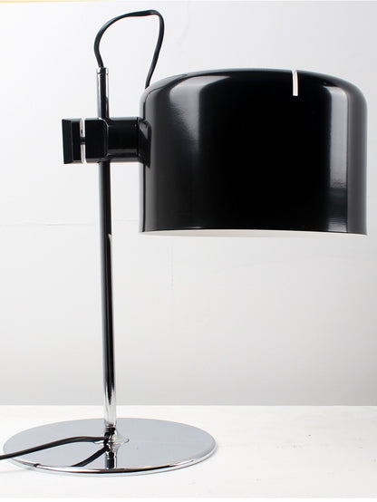 Moderne Schreibtischlampe mit verstellbarem Schirm
